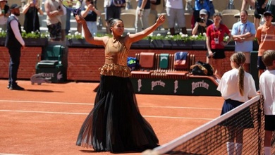 Giải quần vợt Pháp Mở rộng 2026: Naomi Osaka gây chú ý bằng trang phục đính kim sa trước khi vào vòng 2