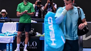 May mắn thắng nhờ đối thủ chấn thương, Djokovic vào bán kết quần vợt Úc mở rộng và phá kỷ lục của Federer