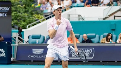 Jannik Sinner lập "cú đúp ánh nắng" lịch sử: Vũ khí giao bóng và cuộc lật đổ ngôi vương quần vợt thế giới