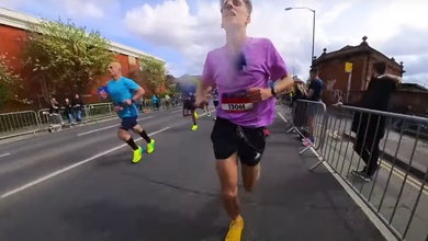 Chàng trai lập kỷ lục thế giới chạy marathon dưới 3 giờ bằng “dép sục” Crocs