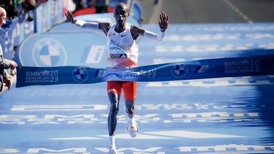 Không phá kỷ lục thế giới chạy 42,195km, Eliud Kipchoge vẫn đi vào lịch sử Berlin Marathon