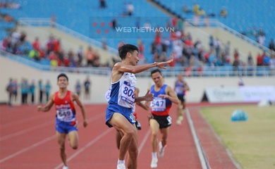 Nguyễn Văn Lai vô đối trên đường chạy 5000m, ăn mừng trước khi về đích