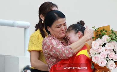 Lần đầu tiên giành HCV SEA Games cá nhân, Quách Thị Lan khóc ngon lành trong vòng tay mẹ