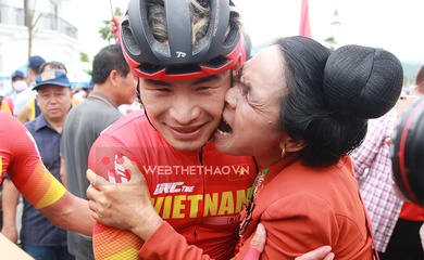 Con trai giành HCV xe đạp SEA Games 31, mẹ Quàng Văn Cường hạnh phúc nhảy múa tưng bừng