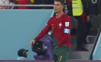 Video: Ronaldo chỉ mặt trọng tài xong... sờ "vùng nhạy cảm"