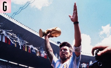 Dân mạng tiên tri: Messi nâng cúp vàng theo phong cách Maradona