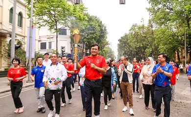 Ngọn đuốc SEA Games 32 rực sáng trên các cung đường Hà Nội