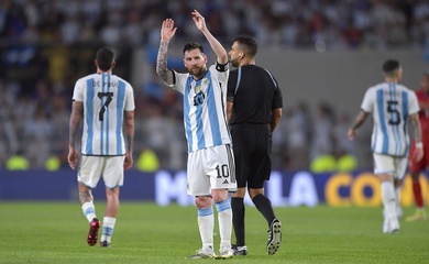 Messi “trả lời” Ronaldo bằng bàn thắng sút phạt cho Argentina