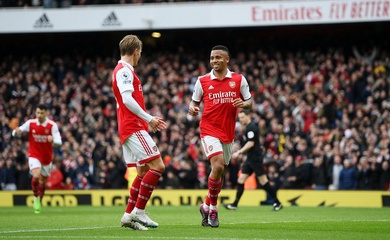 Gabriel Jesus giúp Arsenal tái lập khoảng cách 5 điểm với Man City