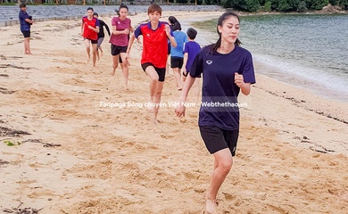 Đội tuyển bóng chuyền nữ Việt Nam luyện thể lực trên đảo sẵn sàng cho ASIAD Hàng Châu