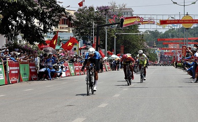 Cua rơ Nguyễn Hướng "từ dưới đất mọc lên" chinh phục chặng khốc liệt nhất giải đua xe đạp về Điện Biên Phủ 2024