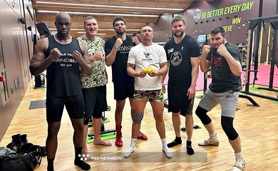 Usyk "đấm bay" cả 5 võ sỹ sparring trước trận thống nhất đai kinh điển với Tyson Fury 