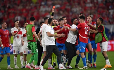 CH Séc - Thổ Nhĩ Kỳ: Cầu thủ xô xát trong sân, CĐV đánh nhau ngoài sân khiến cảnh sát vào cuộc