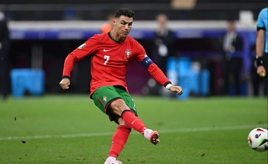 Ronaldo có thể bị phạt vì dùng "tiếp thị mục kích" phạm luật ở Euro