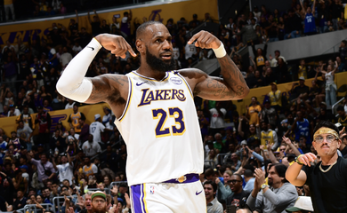 LeBron James có triple-double, Anthony Davis ném game-winner giúp Lakers nối dài mạch bất bại