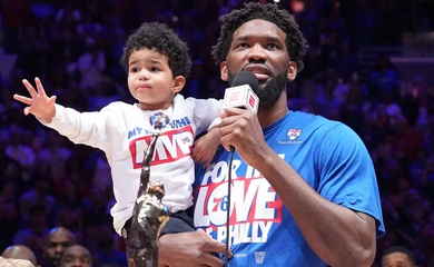 Drama tại NBA: Bị "đụng chạm" đến người thân quá cố, Joel Embiid nổi nóng xô ngã một phóng viên