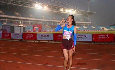 "Bông hồng" Kan Sreyroth cùng dàn VĐV elite chủ nhà "oanh tạc" đường chạy Viettel Marathon chặng Angkor Wat