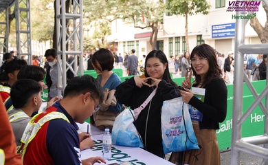 Vietnam International Half Marathon 2025 powered by Herbalife "nóng" từ ngày nhận BIB đầu tiên