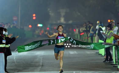 Nguyễn Thị Oanh chạy "vượt thầy" khi đi vào lịch sử giải chạy Vietnam International Half Marathon 2025 powered by Herbalife