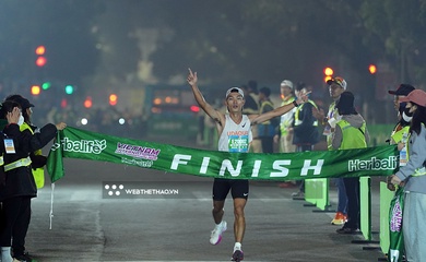 Hoàng Nguyên Thanh và Nguyễn Trung Cường nói gì sau "màn đổi ngôi" trên đường chạy Vietnam International Half Marathon 2025 powered by Herbalife?