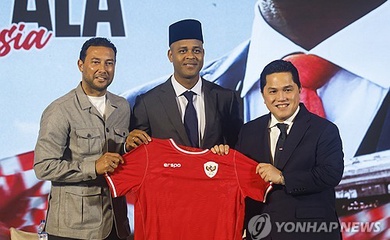 Sốc với mức lương Patrik Kluivert nhận thấp hơn Shin Tae Yong