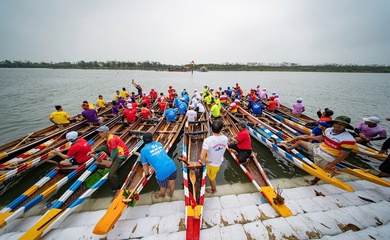 Sôi nổi đua ghe truyền thống chào mừng TP. Huế trở thành trực thuộc Trung ương