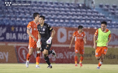 Thủ môn Bùi Tiến Dũng ghi bàn, níu lại cơ hội trụ hạng cho Đà Nẵng