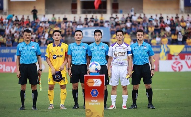 Bi hài trọng tài V.League: Quên cả luật, HLV ngán ngẩm