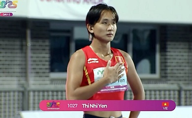 Trần Thị Nhi Yến nhận thưởng nóng cho tấm HCĐ 100m nữ Vô địch điền kinh châu Á