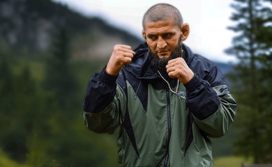 Khamzat Chimaev lên núi luyện công cho trận tranh đai ở UFC 319