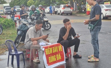 Giá vé xem cựu cầu thủ M.U đá ở Đà Nẵng giảm sốc: “Rao” 50.000 đồng/vé