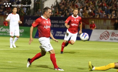 Đẳng cấp Quỷ đỏ đích thực ở Michael Owen phô diễn trên sân Hòa Xuân