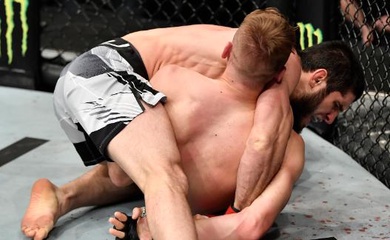 Cựu vương UFC Islam Makhachev đánh đối thủ cầu xin trọng tài dừng trận