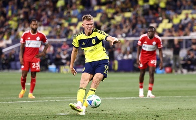 Câu chuyện về tiền đạo người Anh vô danh đang cạnh tranh ghi bàn với Messi ở MLS