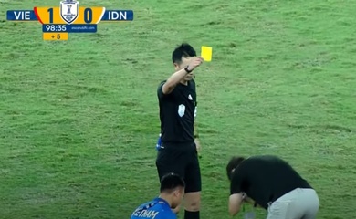 HLV Kim Sang Sik chắp tay lạy trọng tài, trợ lý Indonesia nhận thẻ đỏ vì “chơi bẩn”