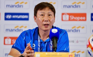 HLV Kim Sang Sik lý giải “chiêu” rải chai nước cản U23 Indonesia ném biên