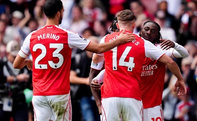  Arsenal lên ngôi đầu