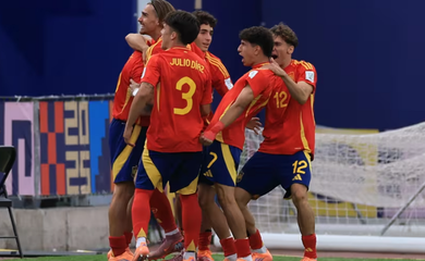  Tây Ban Nha sống sót, Brazil bị loại