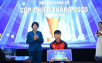 Kình ngư Phạm Tuấn Hưng nhận phần thưởng ý nghĩa từ Cúp Chiến Thắng