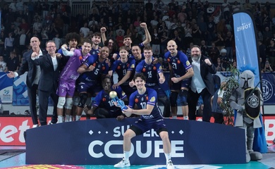 HLV bóng chuyền vừa giúp đội vô địch lập tức từ chức gây sốc