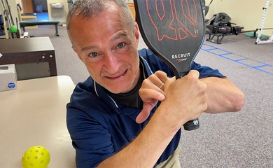 Cổ tay bị đau khi chơi pickleball? Nguyên nhân và cách hồi phục