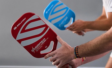 So sánh hai kiểu cấu tạo vợt pickleball: Phương pháp “sandwich” và ép nhiệt