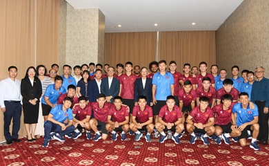 Đại sứ quán Việt Nam tại Lào thăm và động viên đội tuyển Việt Nam