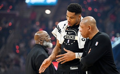 Giannis Antetokounmpo chấn thương háng: Hệ quả từ cách trọng tài NBA cầm còi mà Doc Rivers cảnh báo