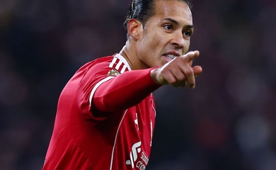 Van Dijk quát mắng đồng đội, Liverpool càng thêm... loạn