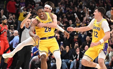 Rui Hachimura ném buzzer-beater game-winner, Lakers thắng nghẹt thở trên sân Toronto Raptors