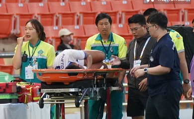 “Tai nạn kép” SEA Games 33: Hậu vệ U22 Lào vừa chấn thương nặng vừa bị thẻ đỏ