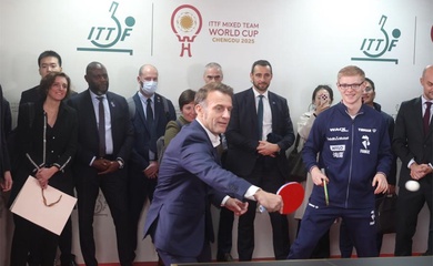 Tổng thống Pháp gặp gỡ tuyển bóng bàn Trung Quốc và Pháp dự ITTF Mixed Team World Cup tại Thành Đô