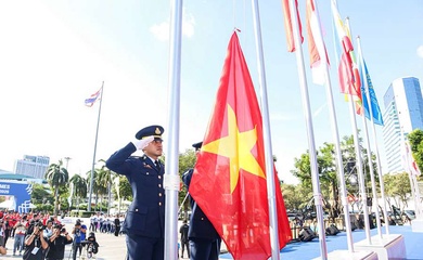 Quốc kỳ Việt Nam bay cao tiếp lửa cho các VĐV tranh tài SEA Games 33