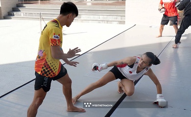 Nguyễn Trần Duy Nhất "luyện công" cho học trò trước khi thi đấu MMA ở SEA Games 33